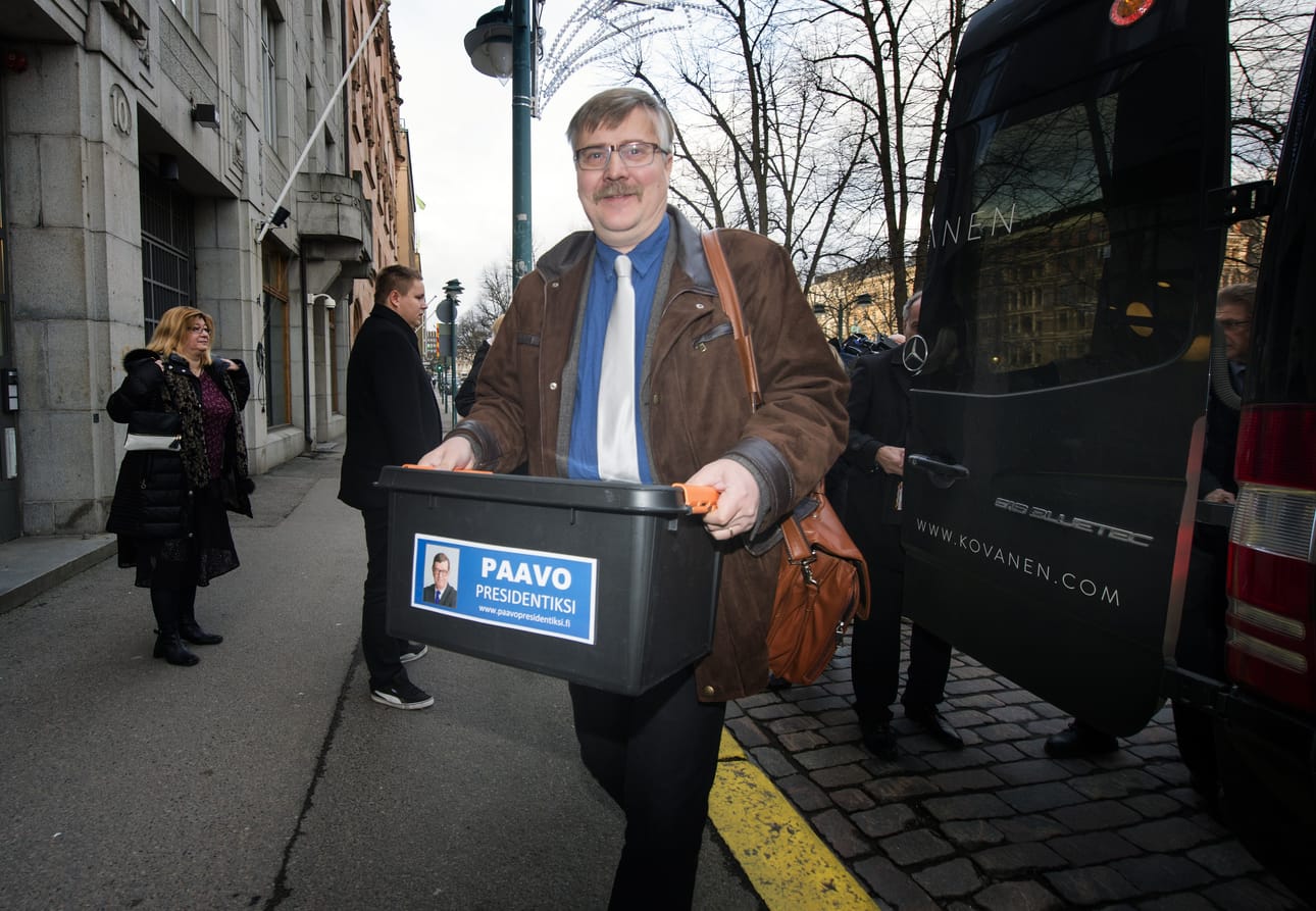 Väyrysen kampanjapäällikkö Seppo Hauta-aho avustajineen rahtasi kannattajakortteja maanantaina tarkistettavaksi.