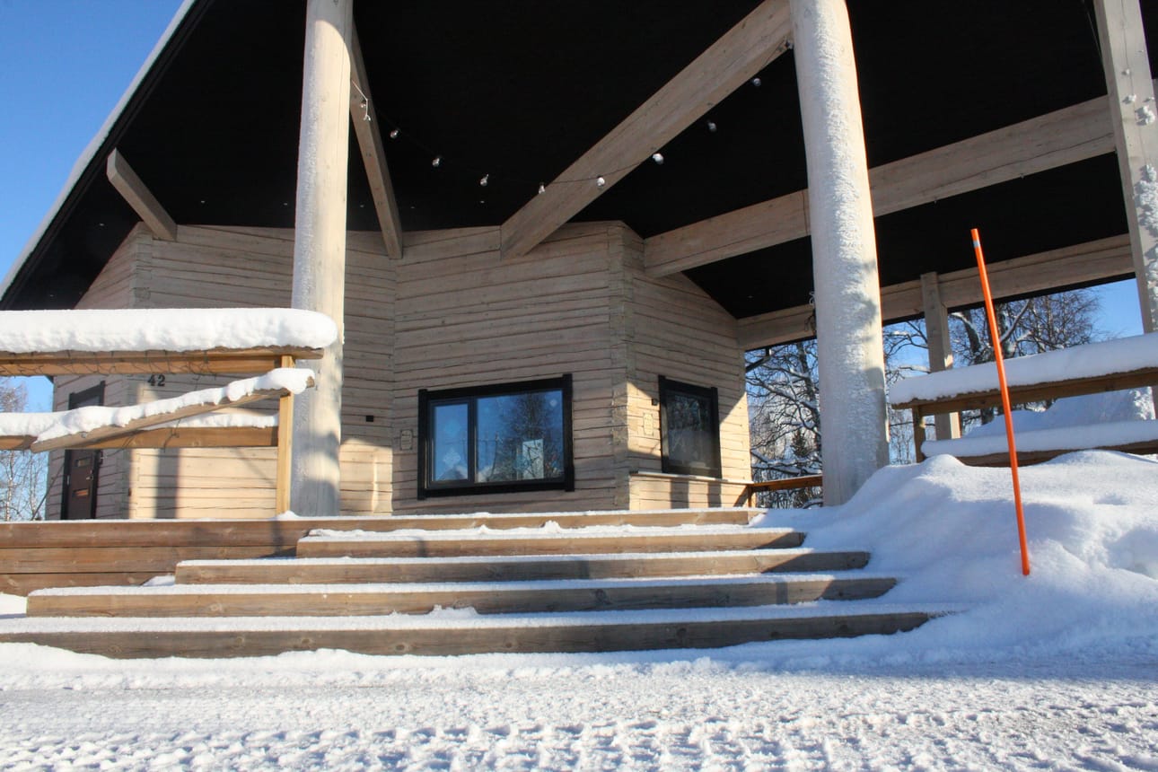 Posion Pikkutorin torirakennus on talviaikaan hiljainen. Kuvassa näkyvät ikkunat kuuluvat vuokrattavaan liiketilaan.