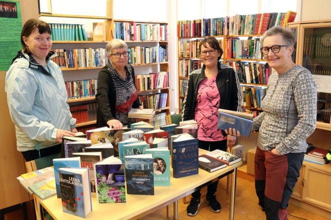 Lisbet Luomaluhta, Marjatta Yliluoma, Tellervo Luoma ja Anna-Maija Alatalkkari kuuluvat kirjaston kahdeksanhenkiseen hallitukseen, joka huolehtii siitä, että ovi on maanantai-iltaisin auki ja kyläläiset saavat lainata lukemista. KUVAT: ANU NAHKALA