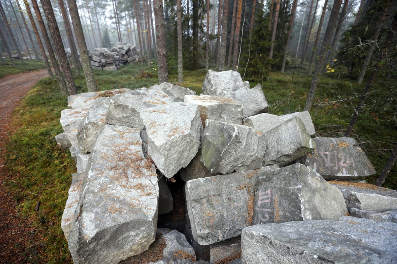 Kivet on varastoitu toistaiseksi metsään.
