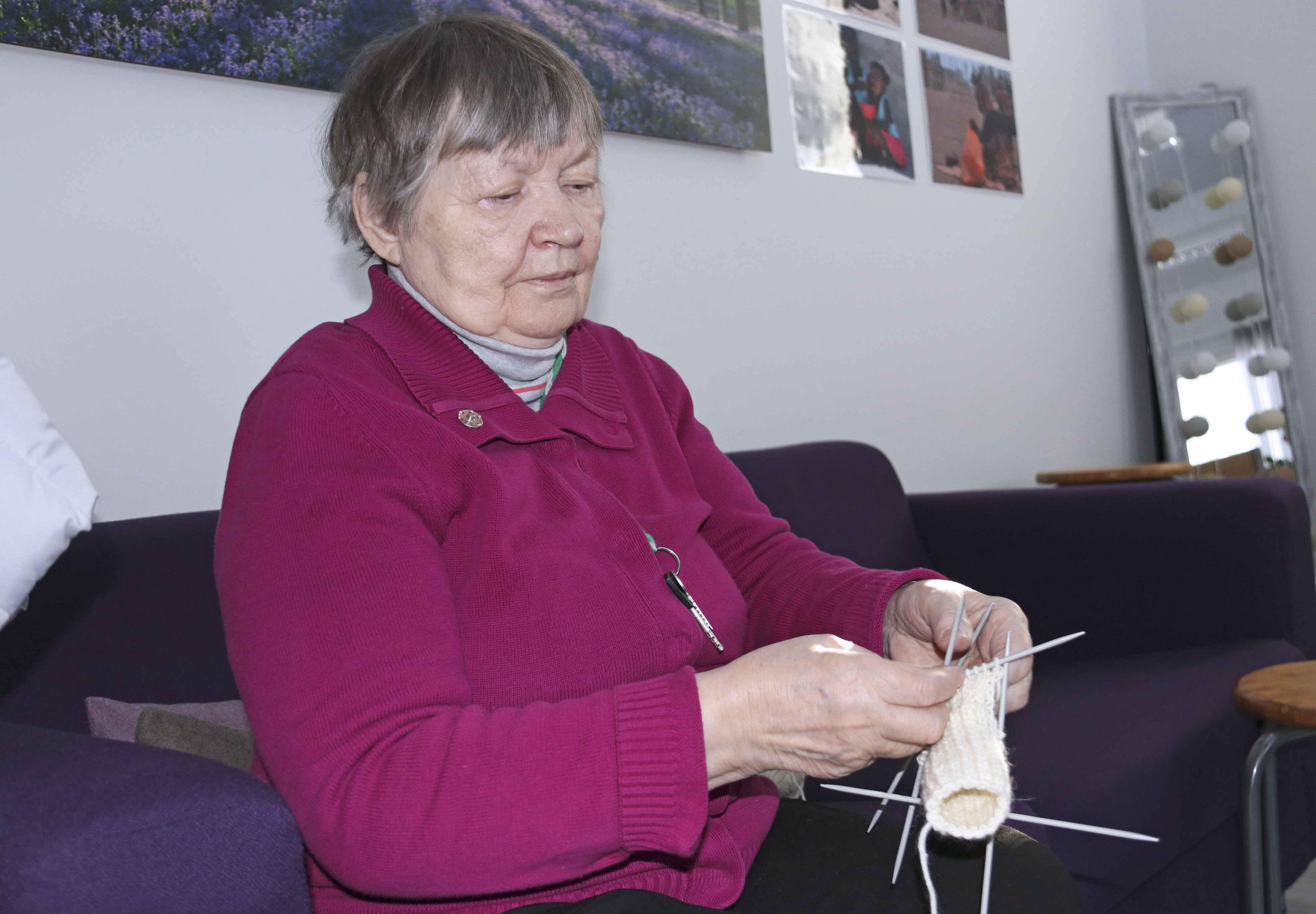 Vastikään Kempeleeseen muuttanut Elsa Väisänen kutoi sukkaa kahvittelun lomassa. Ilonpisara ja muu seurakunnan toiminta ovat olleet hyviä keinoja tutustua paikallisiin ihmisiin.