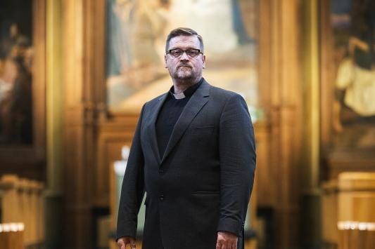 Lohtajan seurakunnan kirkkoherra, vaasalainen Juha Haapaniemi on varttunut Vaasassa ja ollut mukana myös seurakuntanuorissa. Haapaniemen ja hänen puolisonsa koti on Vaasassa. KUVA: JARNO PELLINEN