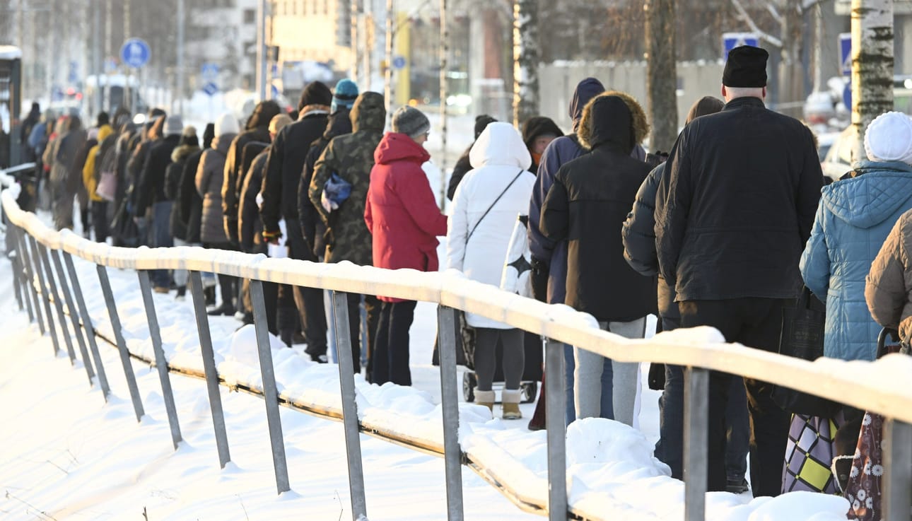 Ihmisiä leipäjonossa Helsingissä. LEHTIKUVA / Heikki Saukkomaa