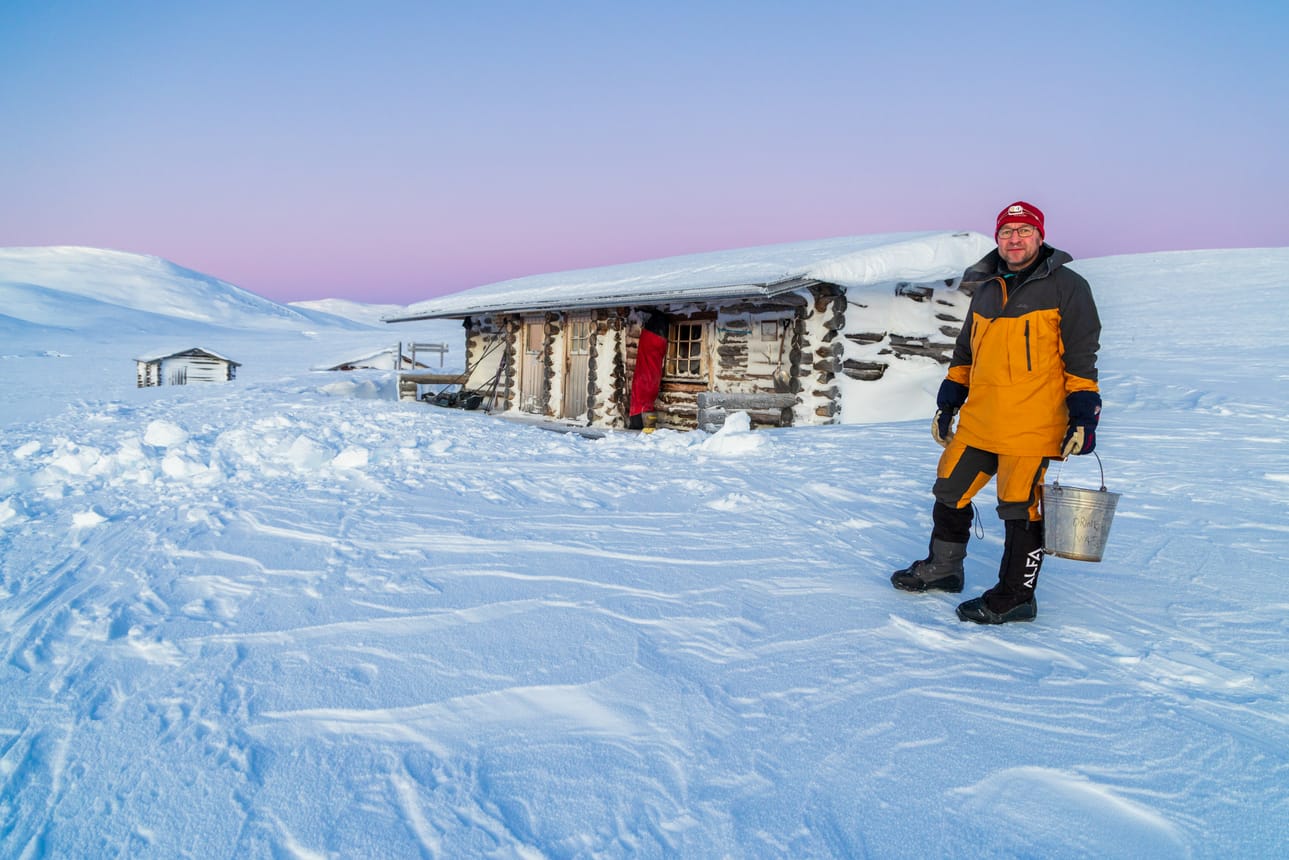 Autiotuvan lähellä on usein sula joki tai puro, josta saa juomavettä. Jos vedet on sulatettava lumesta, lunta ei kannata noutaa aivan tuvan nurkalta, koska joku on saattanut käydä siellä yöpissalla.