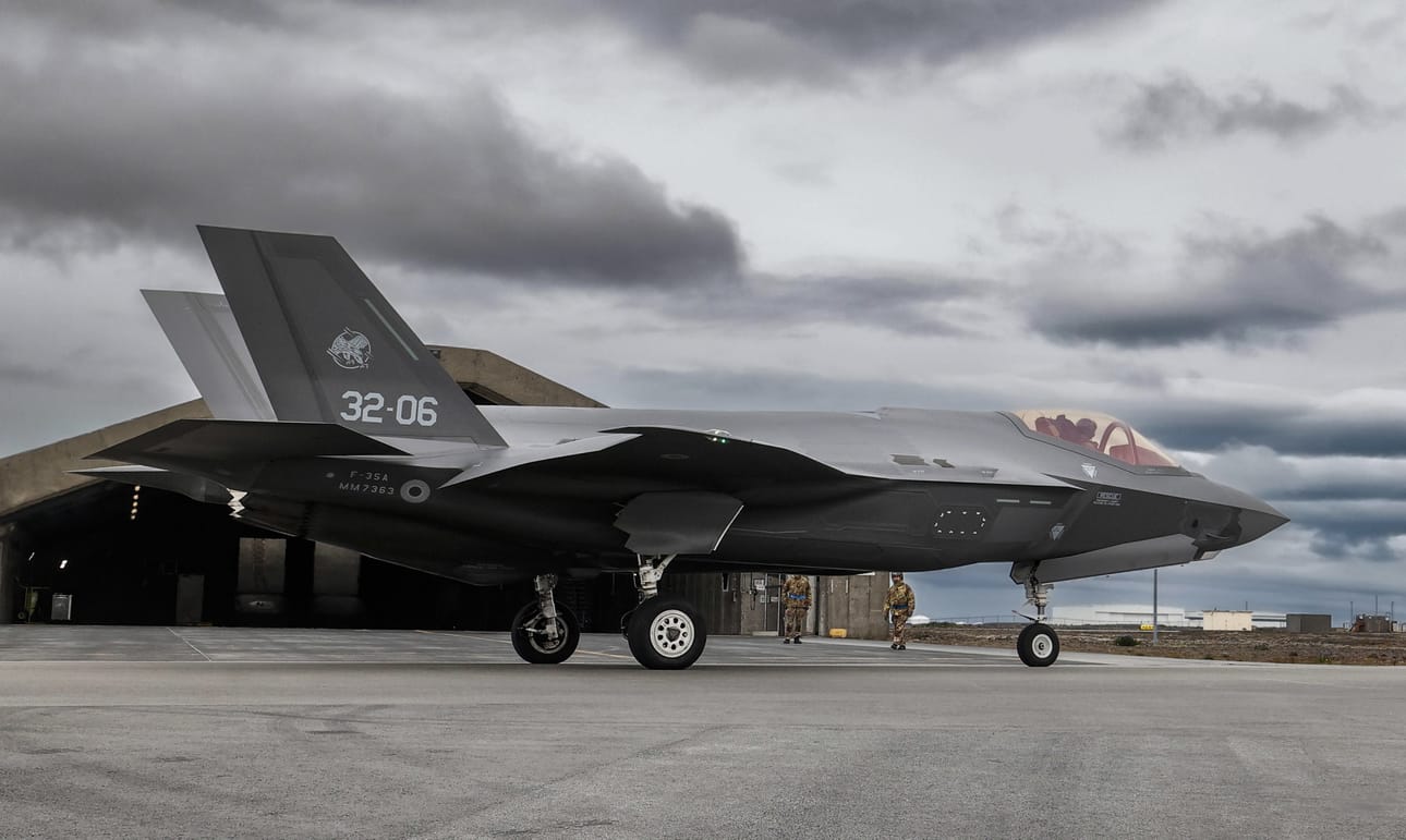 Suomen hallitus päätti viime joulukuussa, että Suomi ostaa Yhdysvalloista F35-hävittäjiä Hornetien tilalle. Kuvassa Italian F35-hävittäjä kuvattuna Keflavikin lentotukikohdassa Islannissa.