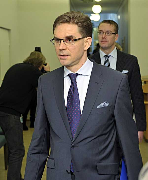 Pääministeri Jyrki Kataisen mukaan puolustusministeri Stefan Wallin (r.) ei ollut jäävi päätettäessä Dragsvikin varuskunnan toiminnan jatkamisesta.