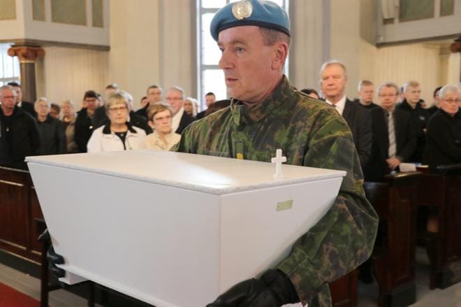 Jorma Hahtokari kantoi Lapuan tuomiokirkkoon isoisänsä, sankarivainaja Arvo Johannes Marttilan, arkun. Kuva: Minna Ylimäki-Hemminki