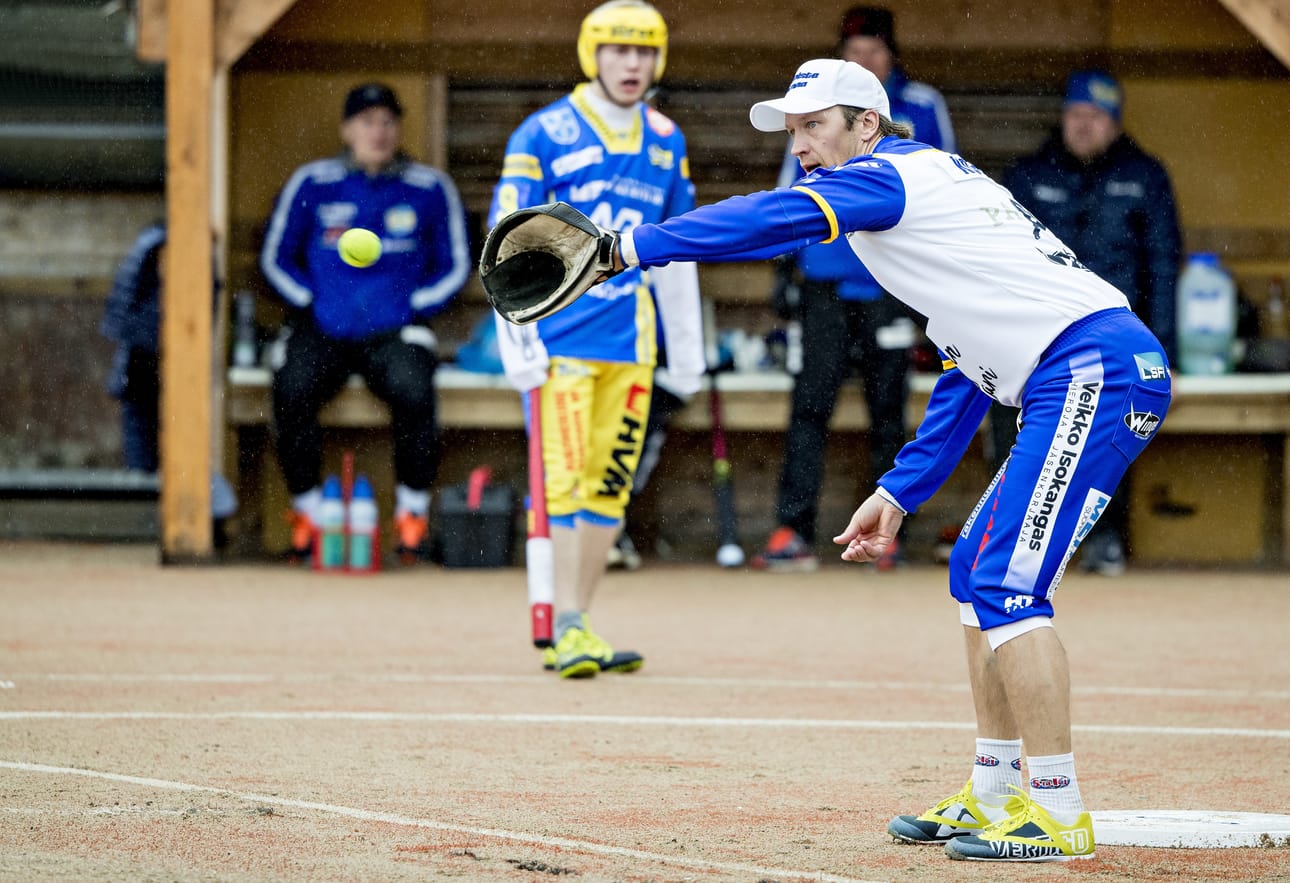 Toni Kohonen pelasi sunnuntaina uransa ensimmäisen Ykköspesisottelun, jonka lopuksi pesäpallolegenda ja muut Lipon pelaajat pääsivät juhlimaan voittoa.