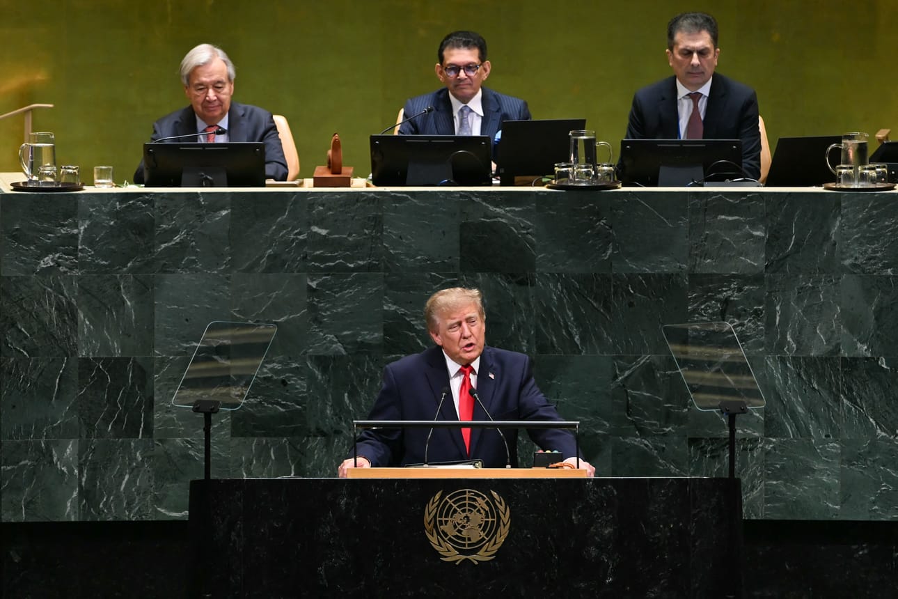 Yhdysvaltain presidentti Donald Trump keskittyi puheessaan YK:n yleisistunnossa kehumaan itseään ja hallintoaan. YK:sta hän ei puhunut mitään, vaan korosti Yhdysvaltain omia etuja, joita kansainväliset instituutiot eivät hänen mukaansa saisi rajoittaa.