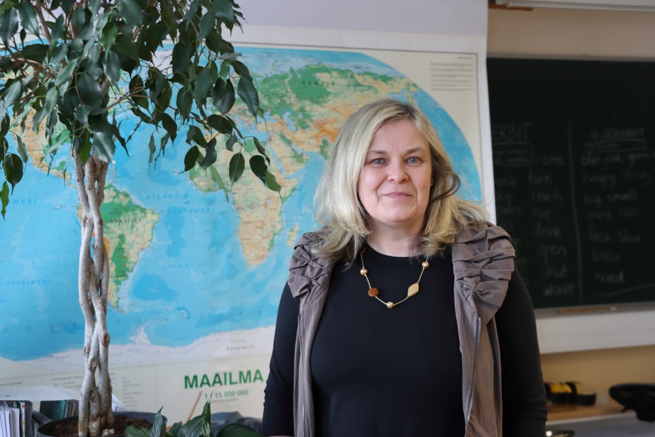 Leena Franssila-Karvisen luokassa on kasveja ja paljon materiaalia moneen juttuun. "Tämä on tällainen hasmteriammatti", Franssila-Karvinen naurahtaa.