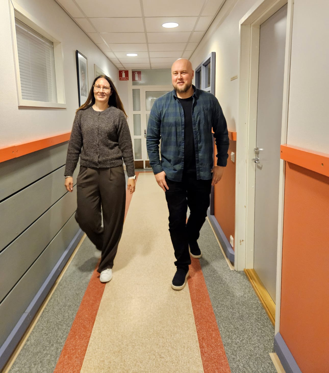 Lehtori Henna Peltokangas ja rehtori Ville Hakala toivovat oppilaitokselle olosuhteita, jotka ovat sen toiminnan arvoisia.