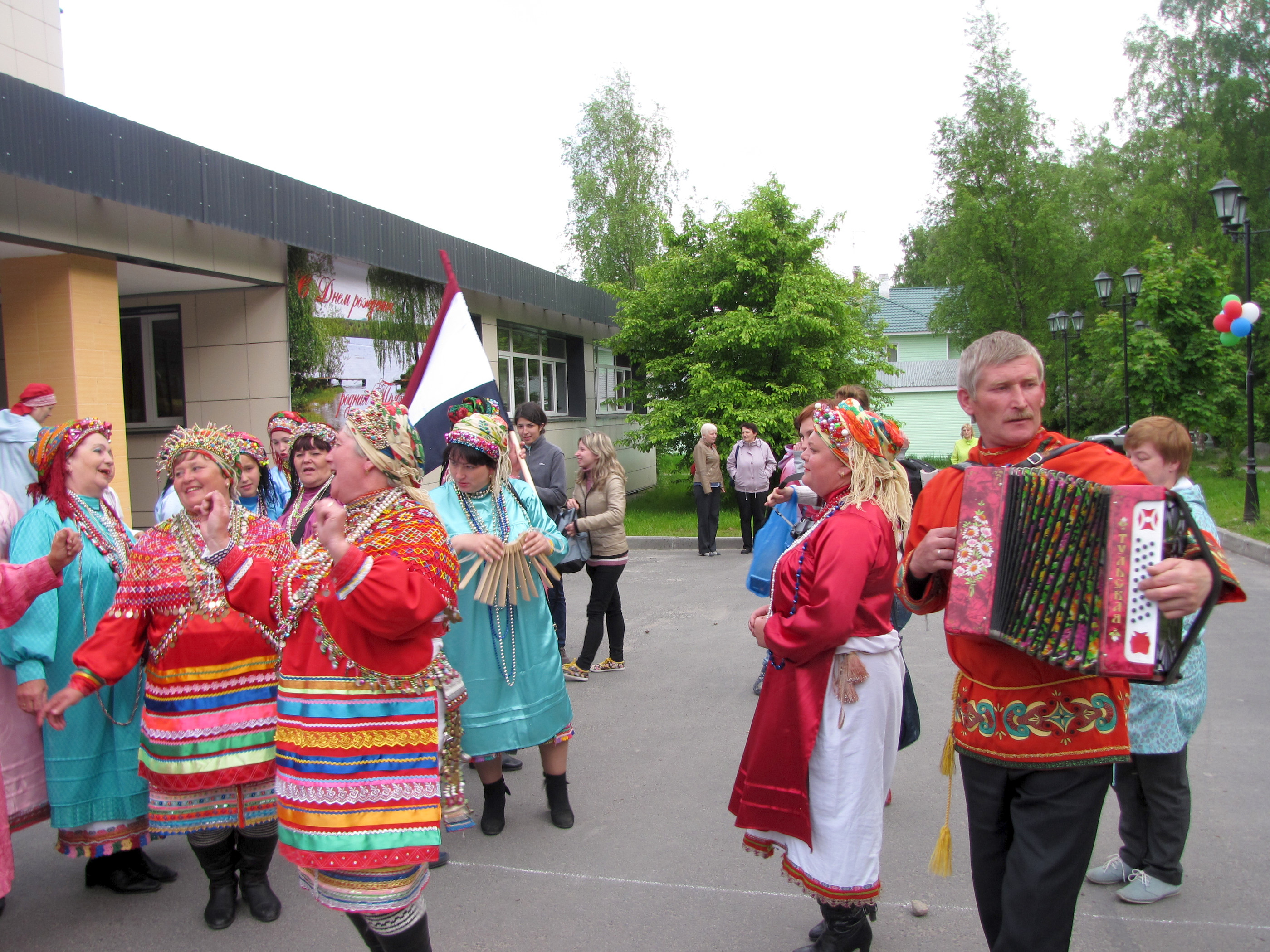 Jouko Rajaniemi, Silvo Nybacka, Heikki Juurikainen, Antero Rantala ja Antti Kivimäki olivat esityksensä jälkeen kuvattavana kerta toisensa jälkeen.