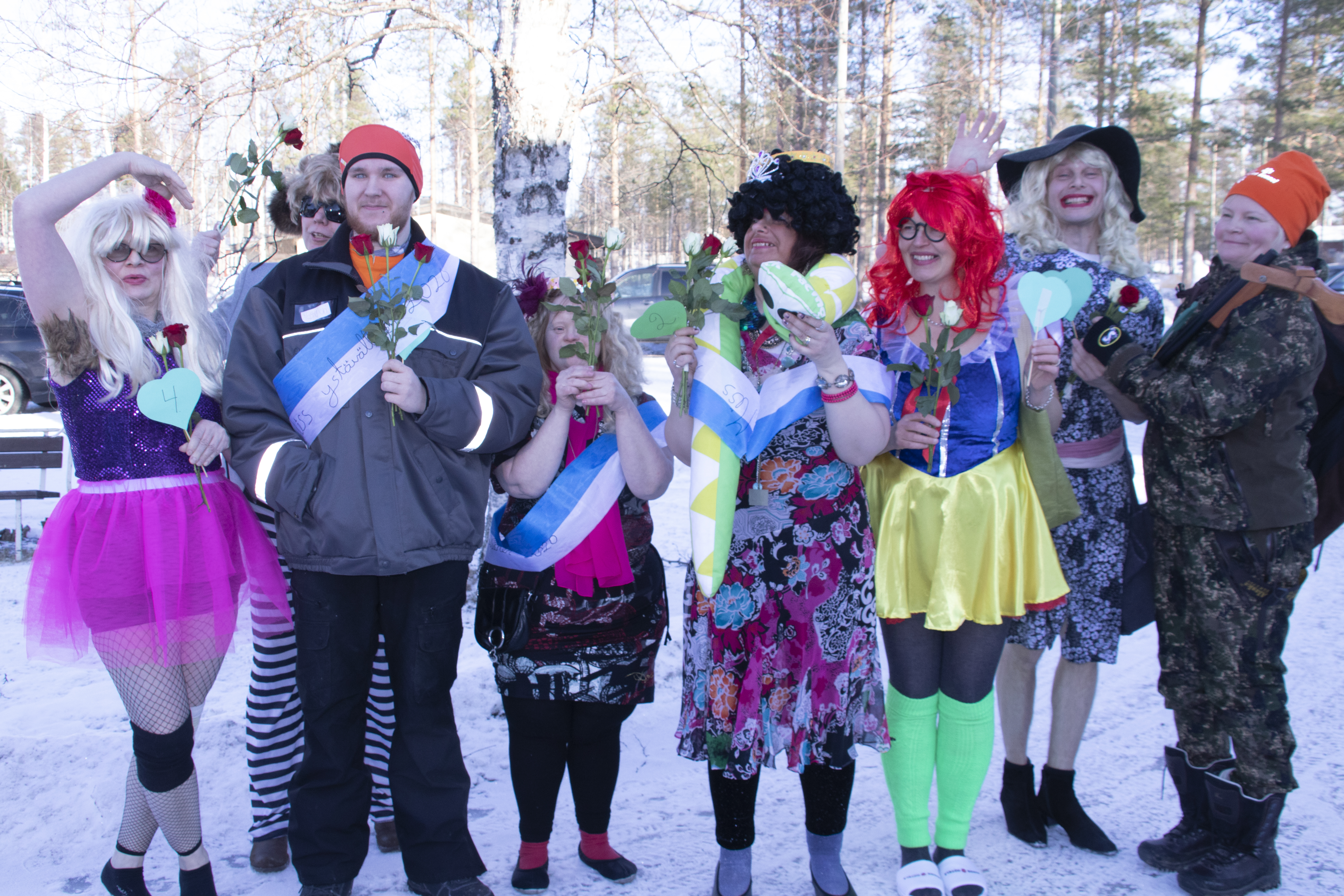 Missikisat ovat ohi, mutta hymy ei hyydy Ballerinan, takana piilottelevan Reiskan, Posti Paten, Daijana kissankesyttäjän, Anastasian, Pusu Lumikin, Unelma Säleikön ja Tellervo Tapion tytön kasvoilta.