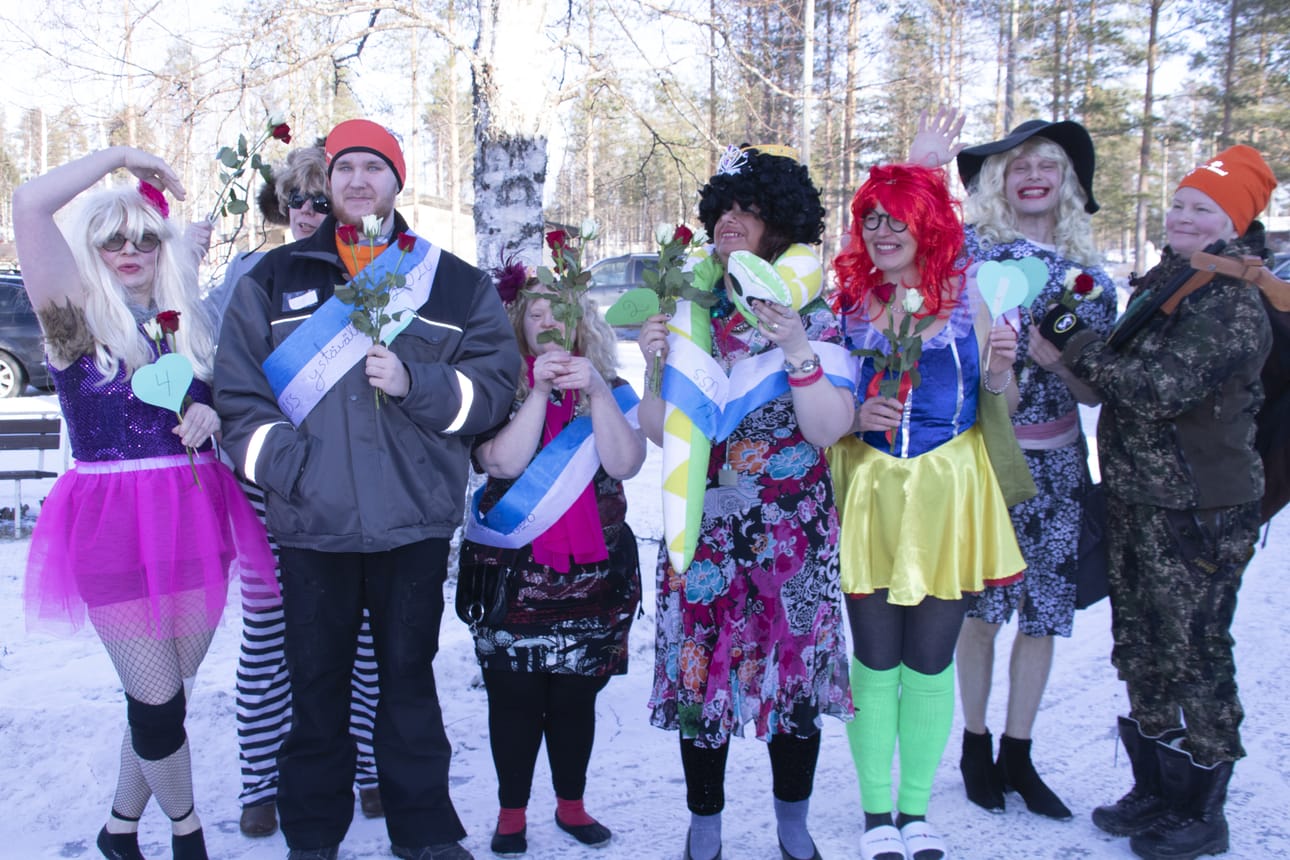 Missikisat ovat ohi, mutta hymy ei hyydy Ballerinan, takana piilottelevan Reiskan, Posti Paten, Daijana kissankesyttäjän, Anastasian, Pusu Lumikin, Unelma Säleikön ja Tellervo Tapion tytön kasvoilta.