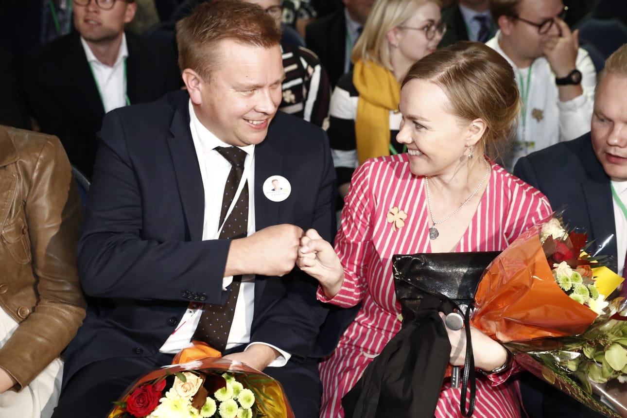 Antti Kaikkonen onnitteli Katri Kulmunia lauantaina Kouvolassa, kun selvisi, että hän hävisi Kulmunille äänin 1092-829 keskustan puheenjohtajan vaalissa.