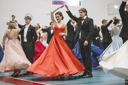 Pukuloistoa ja hauskanpitoa – katso kuvat Rovaniemen Ounasvaaran lukion vanhojen tansseista