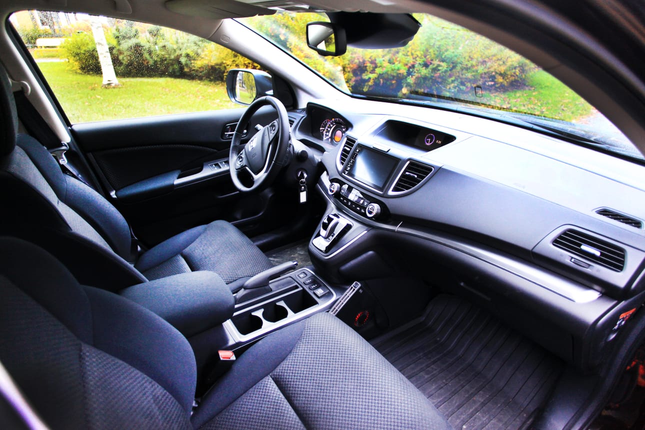 Kuljettajan tila on avara ja erinomaisen selkeä.