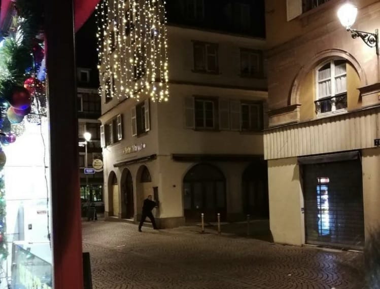 Aseistautuneita poliiseja kulki kaupungin kaduilla ampumavälikohtauksen jälkeen.