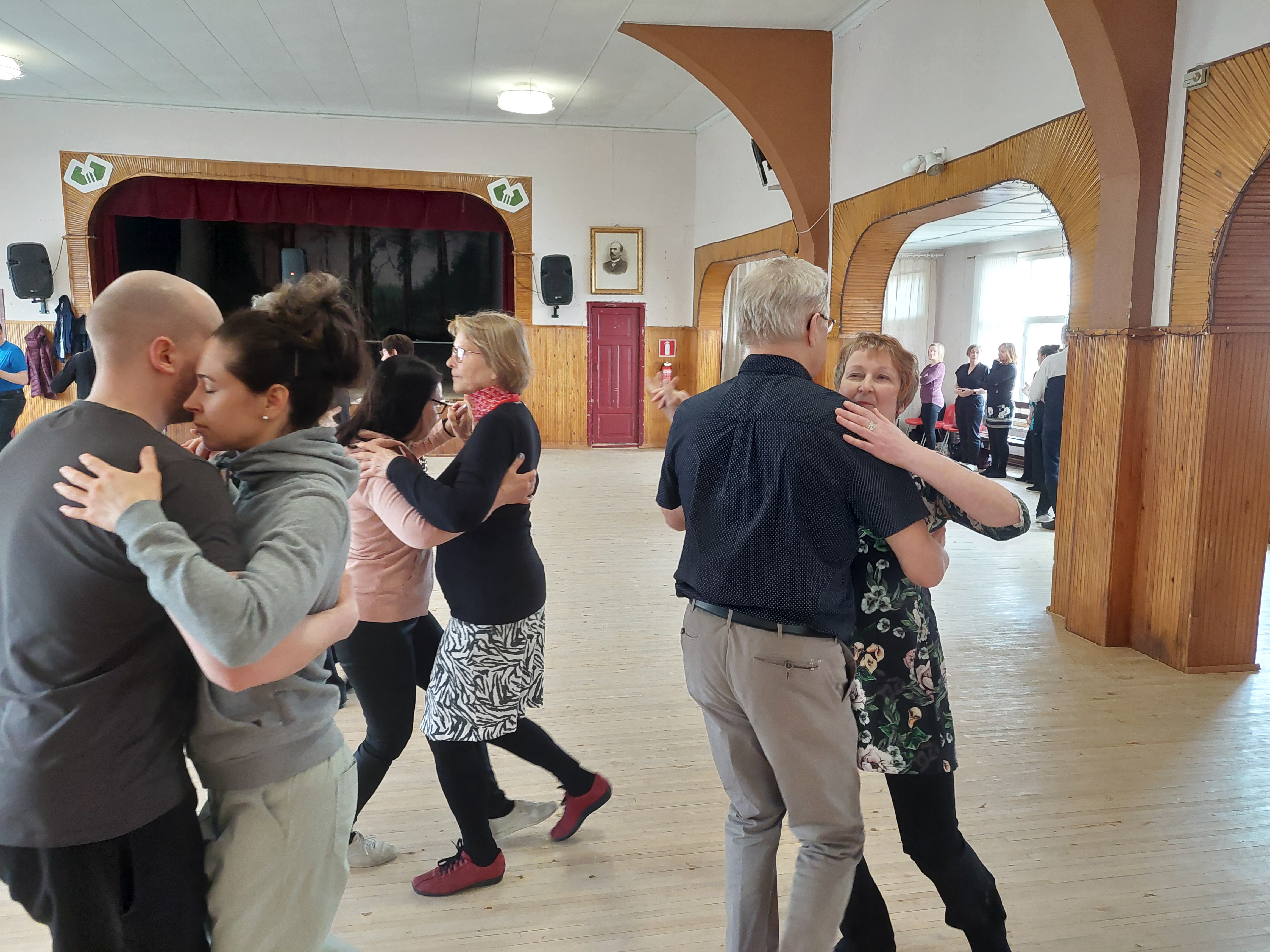Risto ja Orvokki aikovat kiertää kaikki Suomen tanssilavat – pariskunta on pyörähdellyt jo 105 eri tanssipaikassa