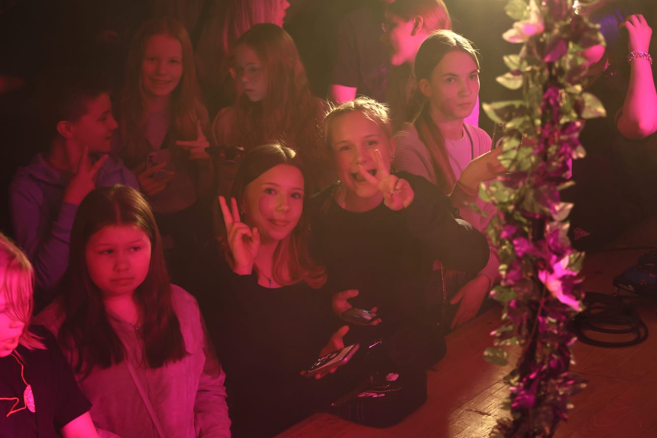 Amalia Orava ja Hertta Hämeenkorpi (keskellä) odottamassa Senyan keikan alkua.