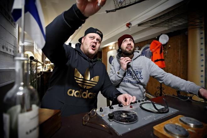 Projektipäällikkö Niko Kymäläinen (vas.) ja Wellu Vetoniemi touhuavat toisessa pakohuoneessa. KUVA: TOMI KOSONEN