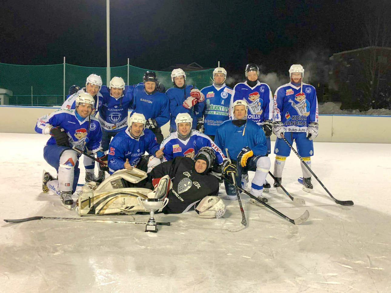 Mailapojat juhlii Kuusamo Hockey Leaguen kultaa.