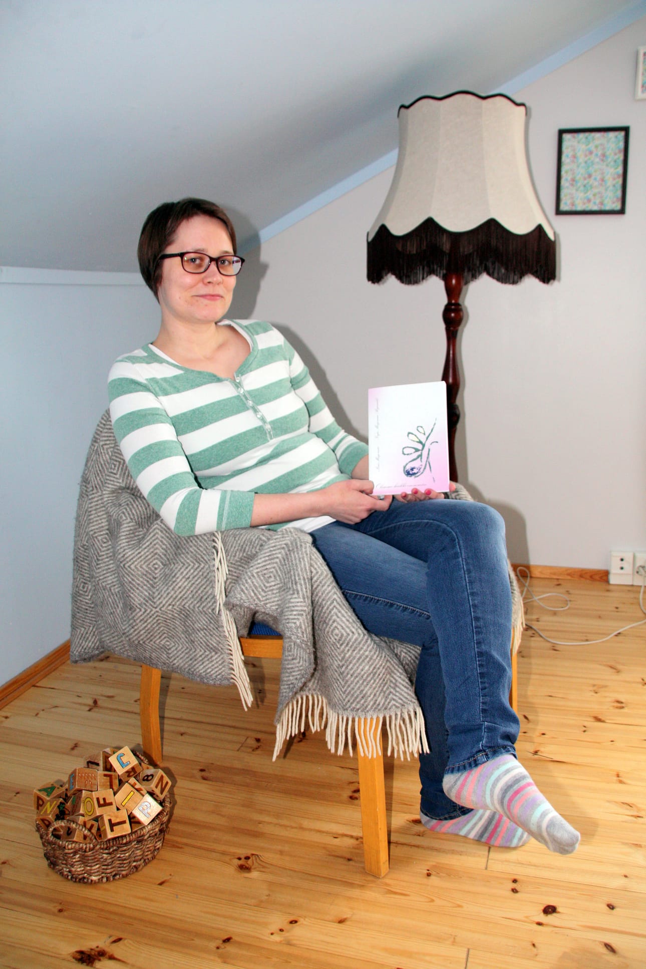 Virpi Marjomaa-Rajamäki on onnellinen pikkusisko Iiris Marjomaan kanssa aikaan saadusta runokirjasta, josta löytyy molempien tekstejä. Kuva: Anna Hämeenaho