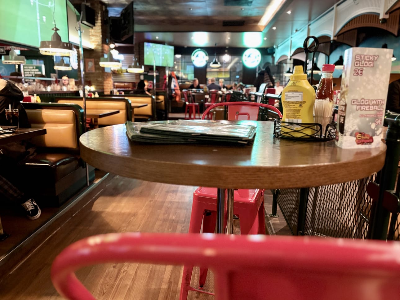 Värikästä, diner-tyyppistä miljöötä dominoivat skriinit, joilta näytetään urheilua.