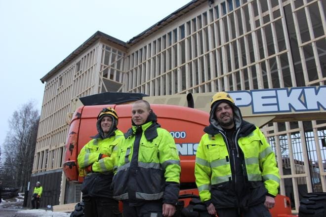 Juuri laskeuduimme korkeuksista alas, kun on kahvitunnin aika, kertoivat Ähtärin liikuntahallin rakennustyömaalla ahkeroivat elementtiasentajat Rainer Pohl (oikealla), Mihkel Vastsenko ja Madis Susi. Kolmikko työskentelee kangasalalaisen Finest-Asennus oy:n leivissä. KUVA: REIJO HEIKKILÄ