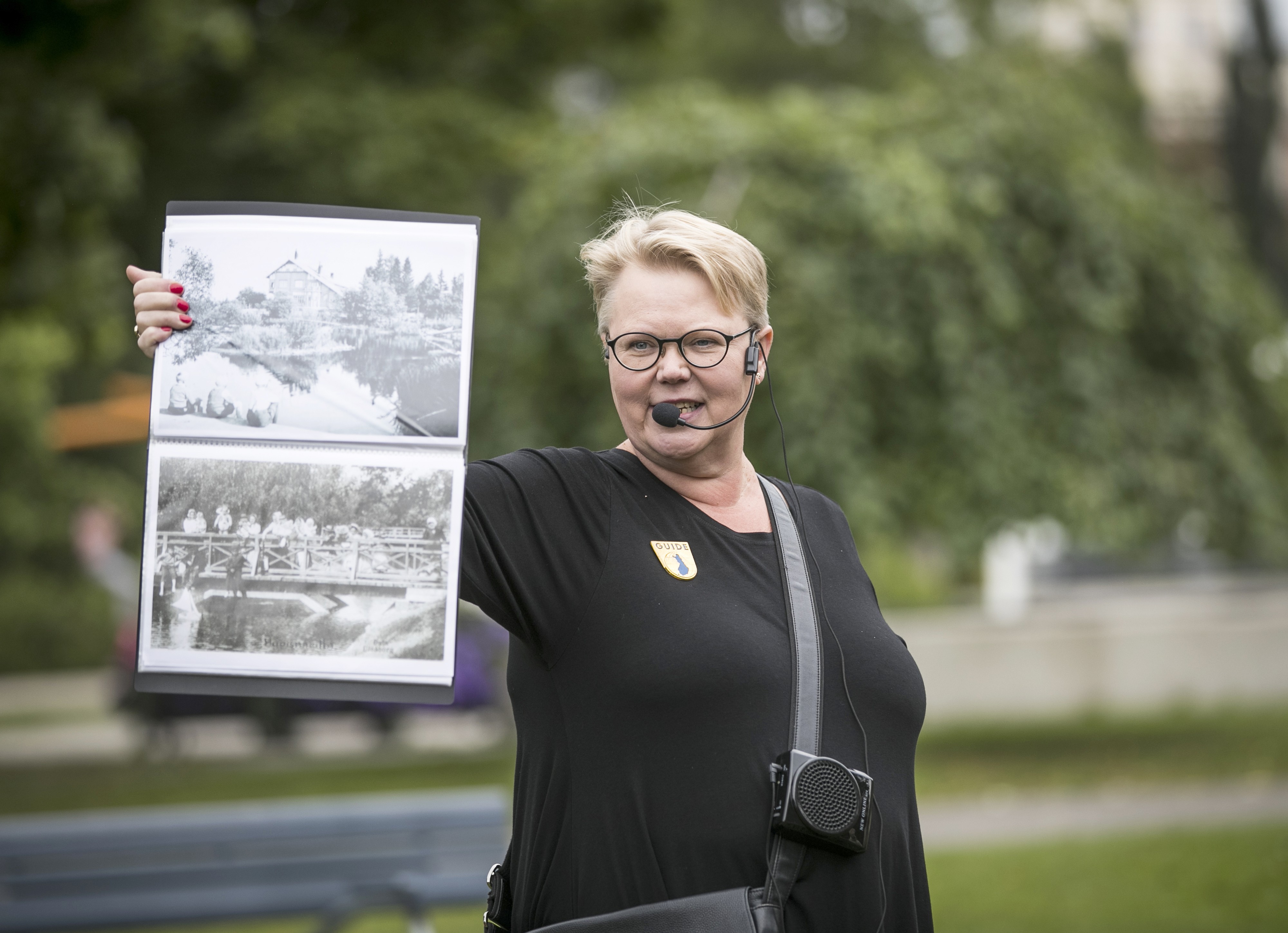 Tiina Mikkola on tehnyt oppaan työtä vuodesta 1982 alkaen. Samojen kierrosten vetäminen puuduttaa välillä, mutta Mikkolan mukaan yleisö usein sytyttää oppaan liekkiin.