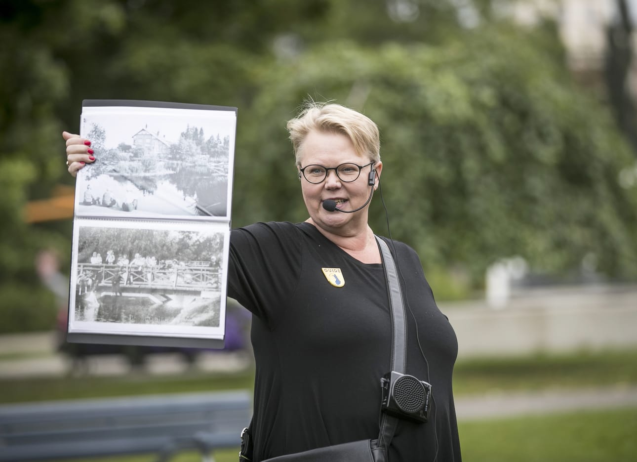 Tiina Mikkola on tehnyt oppaan työtä vuodesta 1982 alkaen. Samojen kierrosten vetäminen puuduttaa välillä, mutta Mikkolan mukaan yleisö usein sytyttää oppaan liekkiin.
