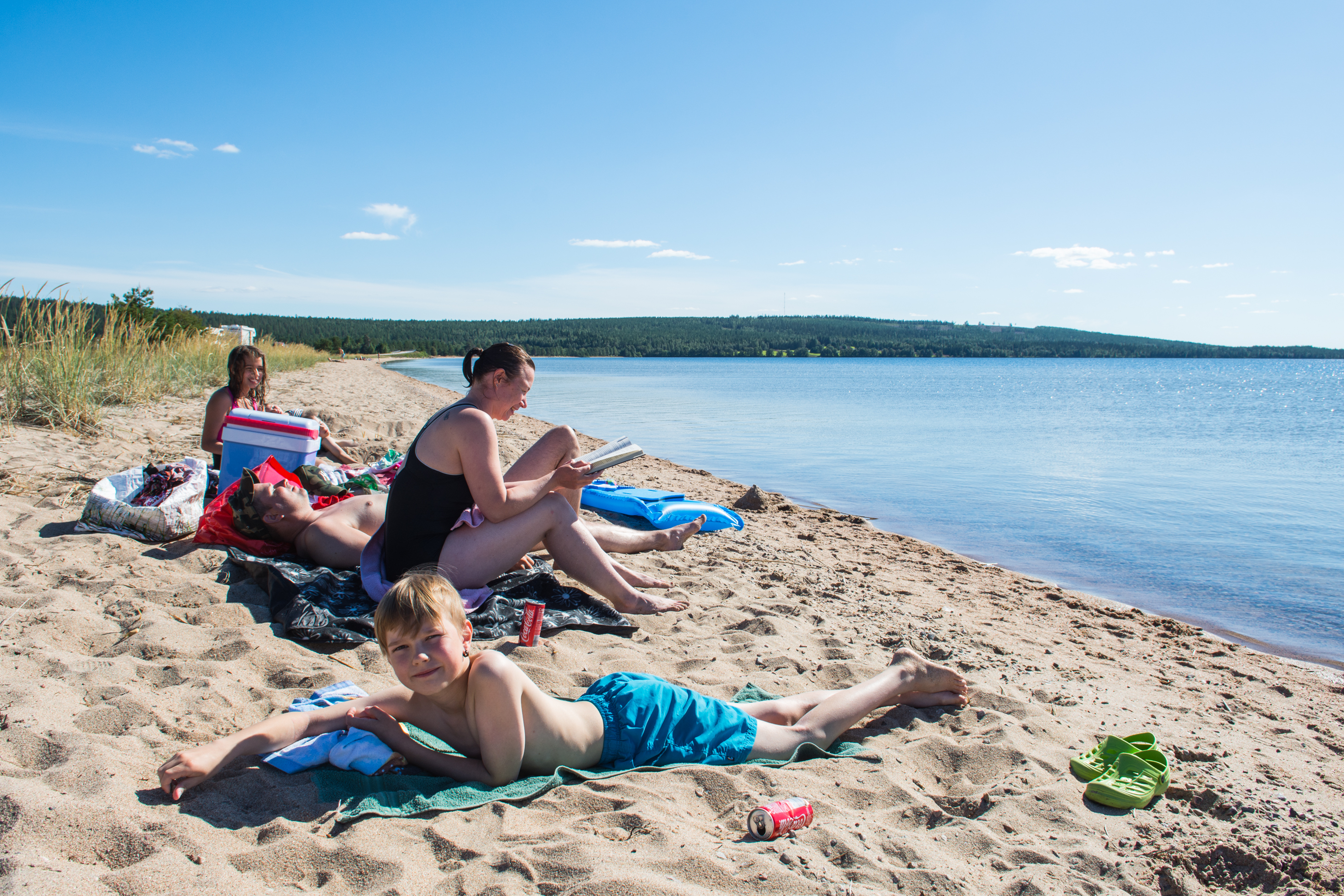 –Täällä on hauskaa, on uitu ja uimapatjoilla kelluttu, perheensä kanssa auringosta nauttiva Aapo Kurvinen kertoo.