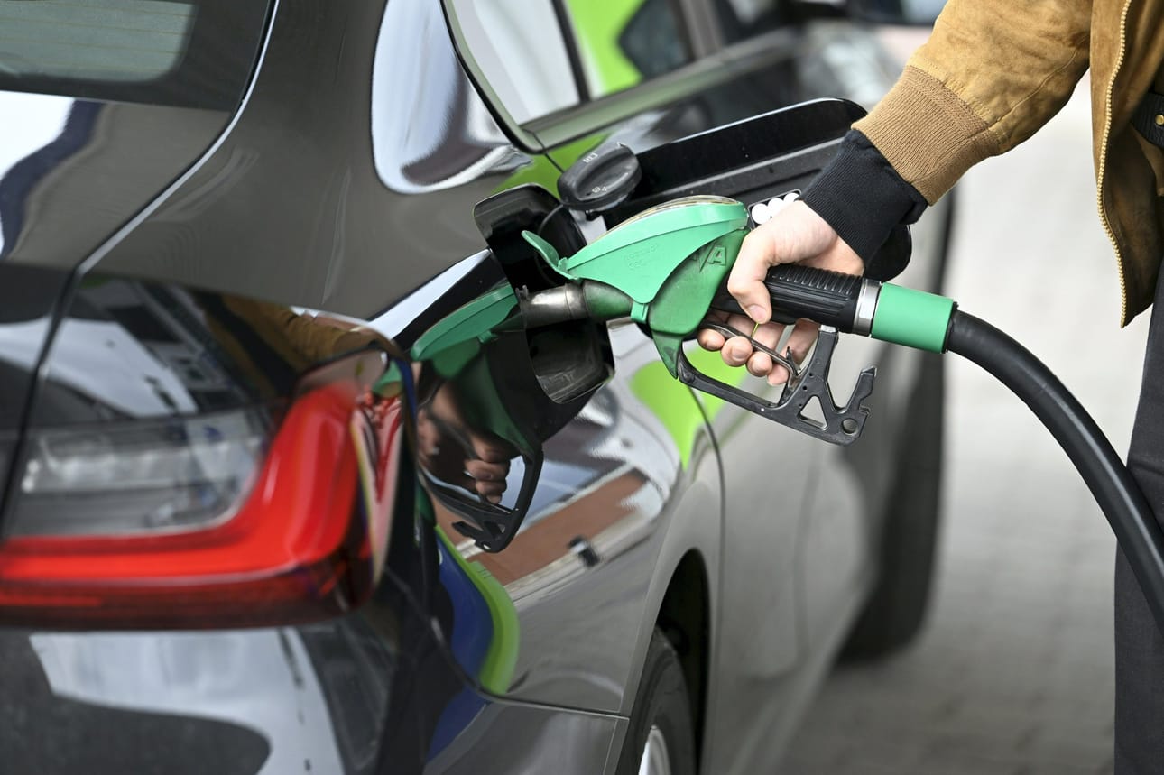 Edellisen kerran diesel oli kuukausitasolla bensiiniä kalliimpaa tämän vuoden maaliskuussa. LEHTIKUVA / Heikki Saukkomaa