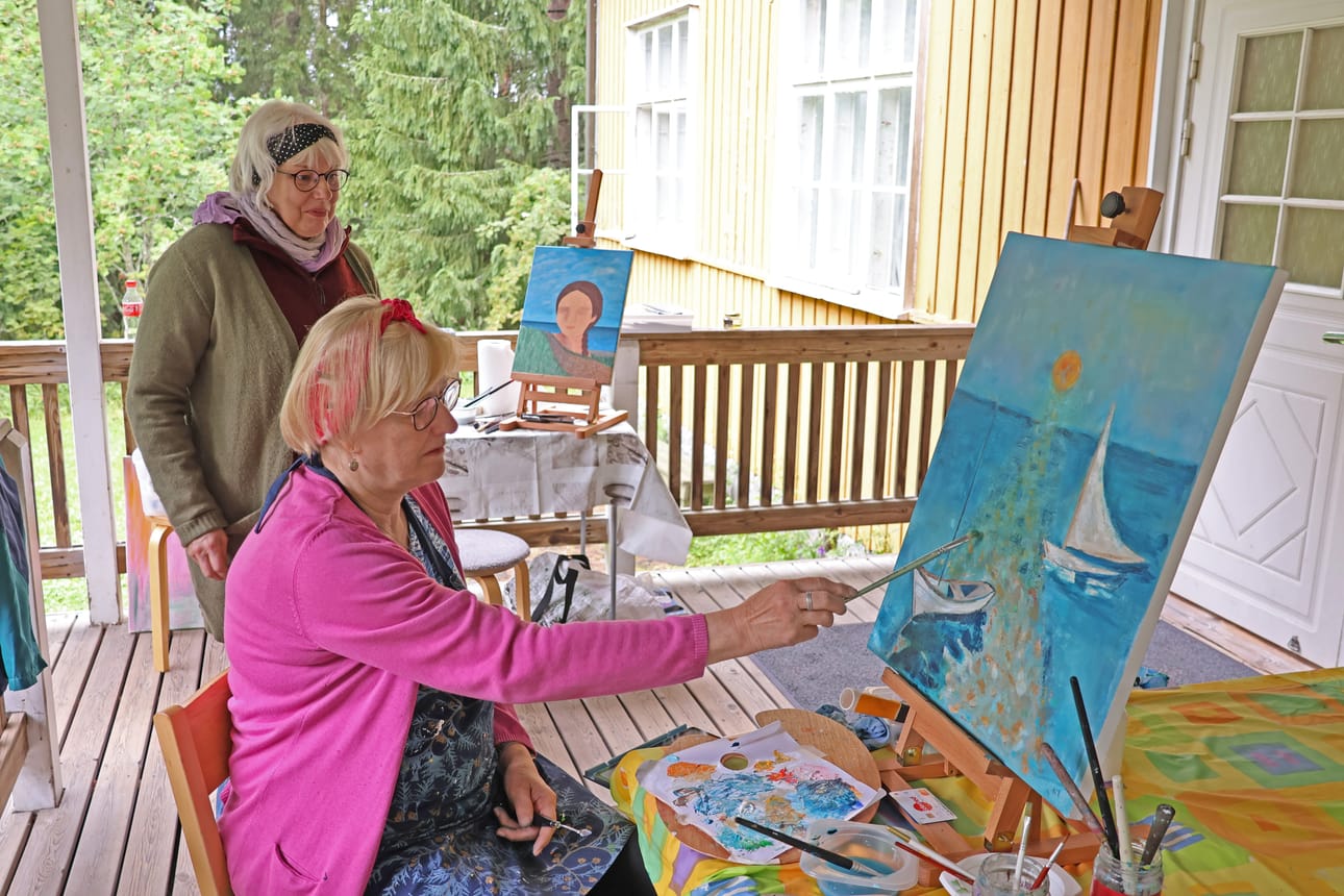 Tarja Huutoniemi (takana) ja Birgitta Rajala hankkivat inspiraatiota töihinsä taidenäyttelyistä.