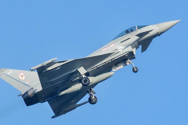 Eurofighter Typhoon on brittiläis-eurooppalainen ilmataisteluun erikoistunut hävittäjä. Sen vahvuus on liikehtimiskyky, mutta ikä alkaa painaa konemallia. Eurofighter ei ole julkaissut tarjottujen hävittäjien määrää. Kuva on Kaivopuiston lentonäytöksestä elokuussa 2021.