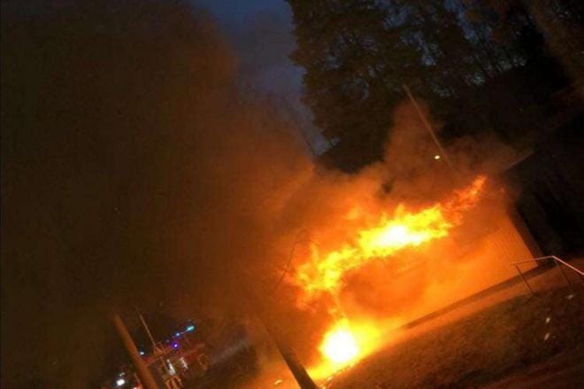 Ähtärissä syttyi helatorstain vastaisena yönä kaksi tulipaloa hyvin lähellä toisiaan. KUVA: LUKIJAN KUVA