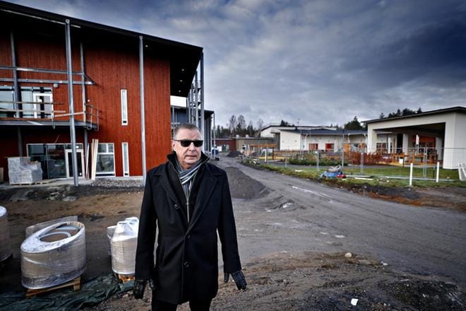 Kuntayhtymän johtaja Jouni Nummi esitteli Eskoon uusia rakennuksia perjantaina iltapäivällä. Taustalla (vas.) olevat palveluyksiköt otetaan käyttöön ensi toukokuussa. KUVA: TOMI KOSONEN