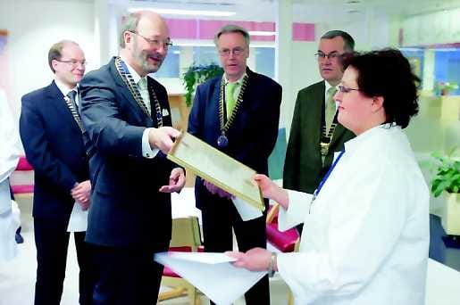 Merkittävä summa. Kuusi Oululaista rotaryklubia lahjoitti professori Taina Turpeenniemi-Hujaselle avustuksen potilashotellia varten. Lahjaa ojentamassa Jouko Simonen takanaan Juha Aitamurto (vas.), Mikko Naarala ja Raimo Puumalainen.