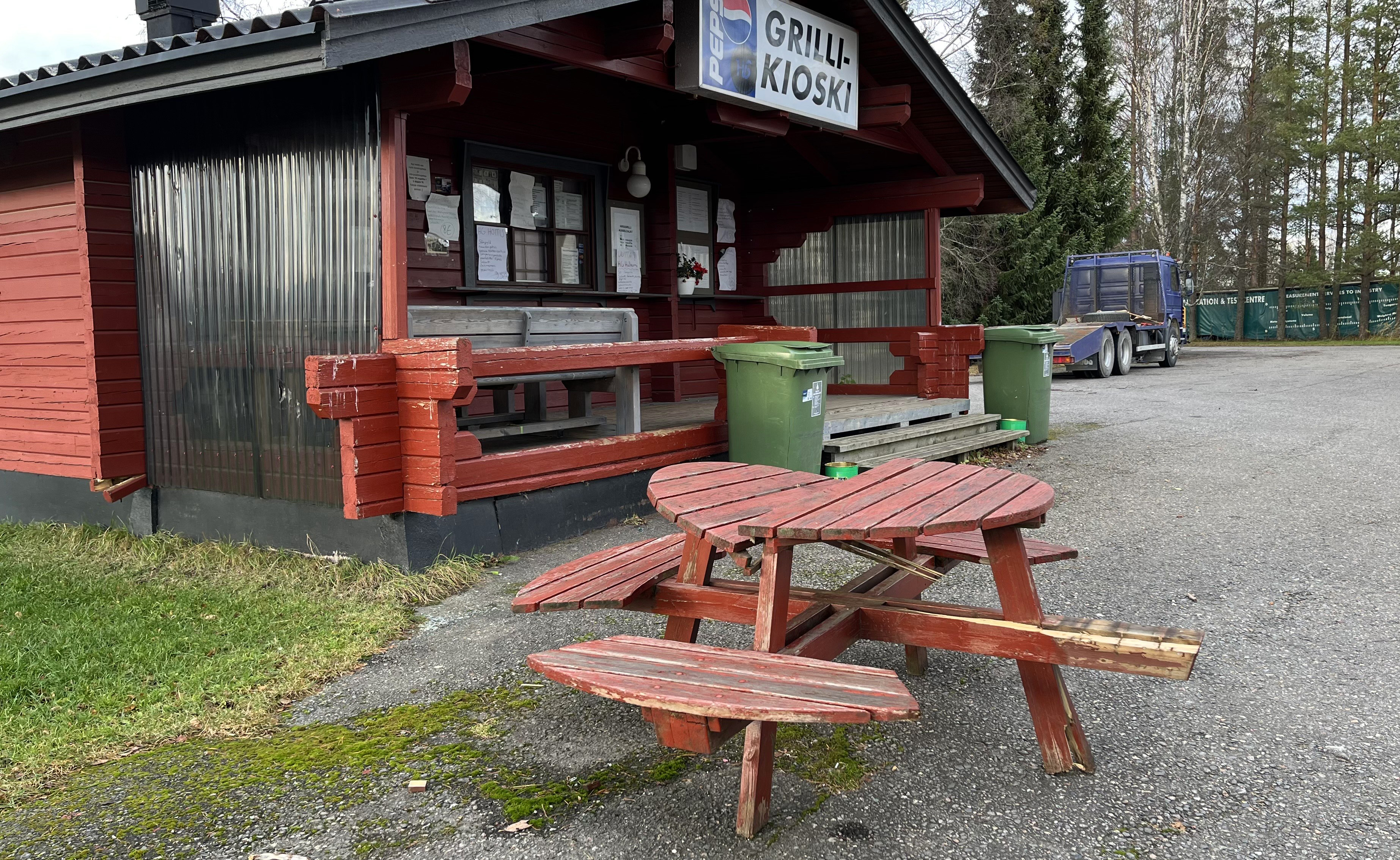 Hirsigrillillä on tuhottu kalusteita ja rakennusta – "Pahaa oloa ilmeisesti puretaan ilkivallalla"