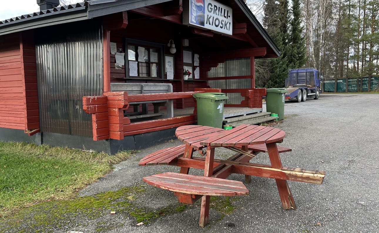 Jurvan keskustassa sijaitseva Hirsigrilli on joutunut ilkivallan kohteeksi.