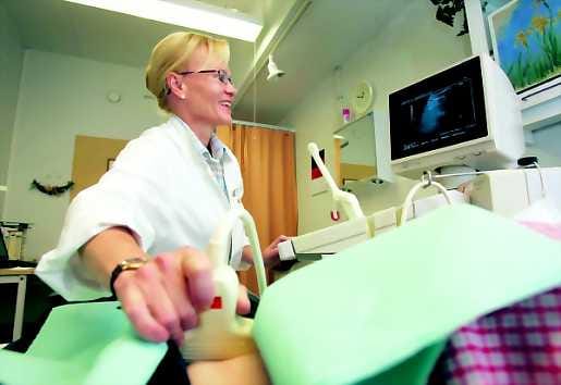 Tapio MaikkolaKatsotaanpas. Väestöliiton Oulun klinikan johtaja Sinikka Nuojua-Huttunen tutkii ultraänellä mahdollista munansolun luovuttajaa. Hän toivoo, että lainsäädäntö ottaisi huomioon muun muassa omantunnon vapauden lapsettomuudenhoitokysymyksissä.
