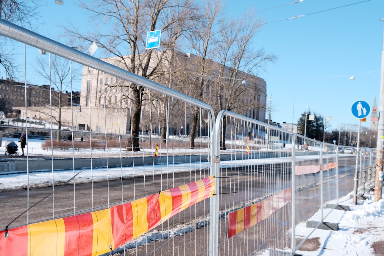 Eduskunta keskusteli turvallisuuspolitiikasta ja säästöistä vuonna 2025.