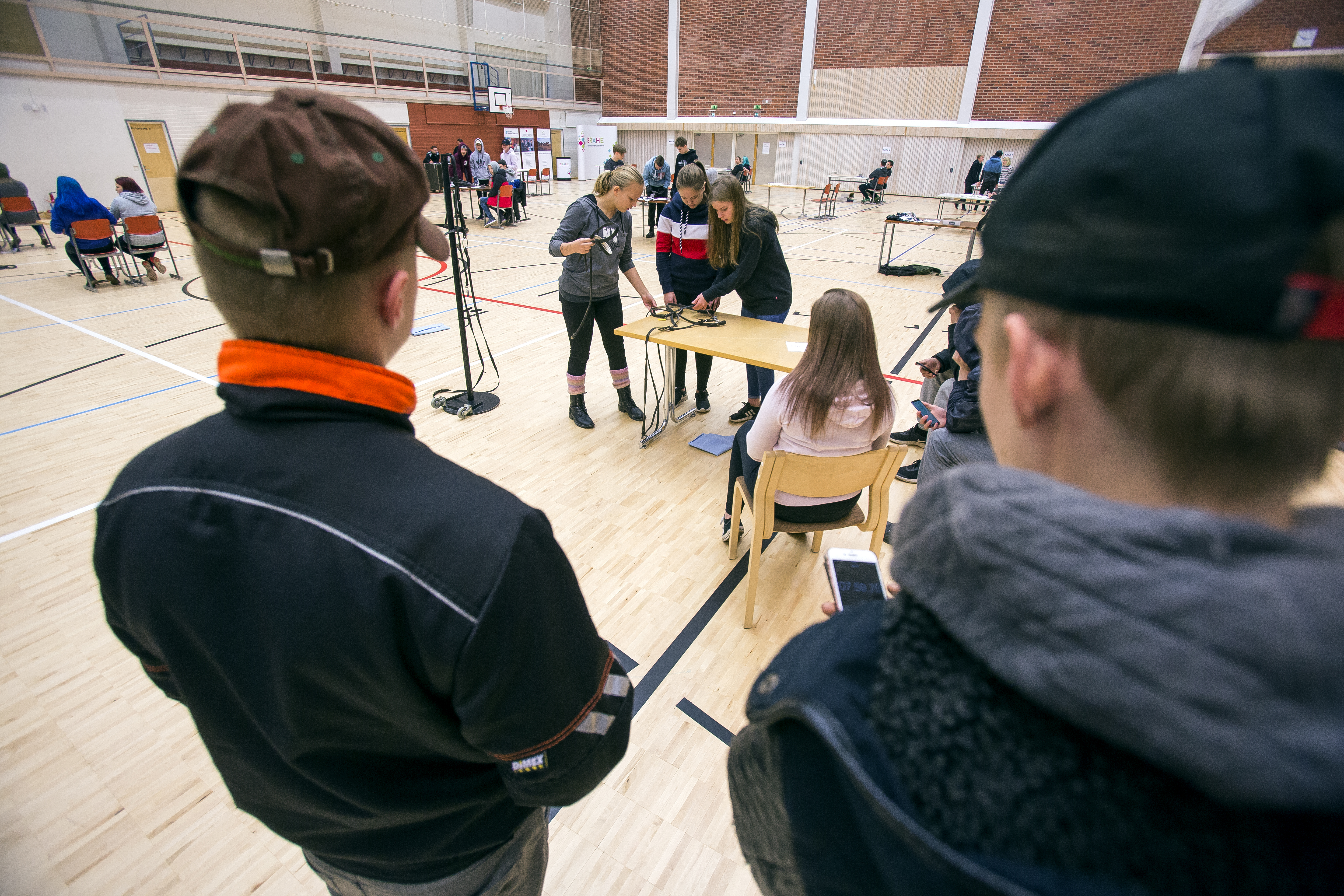 Taitaja9-kisa liikuntahallilla sai yläkoululaiset näyttämään kädentaitojaan.