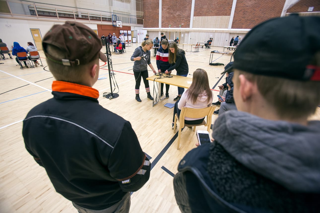 Taitaja9-kisa liikuntahallilla sai yläkoululaiset näyttämään kädentaitojaan.