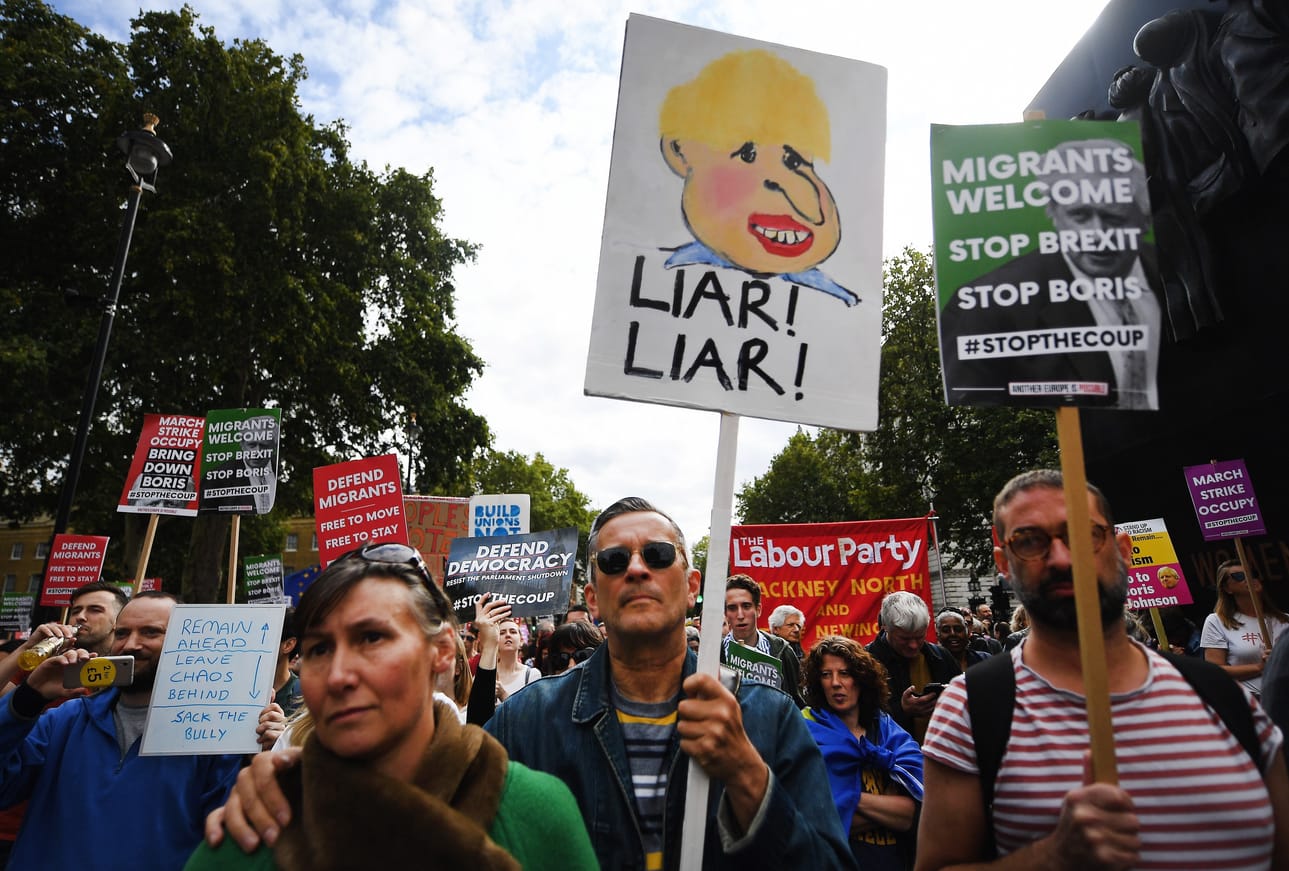 Lontoossa protestoijat vaativat lauantaina pääministeri Boris Johnsonin eroa ja loppua hänen brexit-agendalleen. Parlamentti aloittaa Johnsonin määräämän istuntotauon tällä viikolla. Johnsonia kutsuttiin mielenosoittajan kyltissä valehtelijaksi.