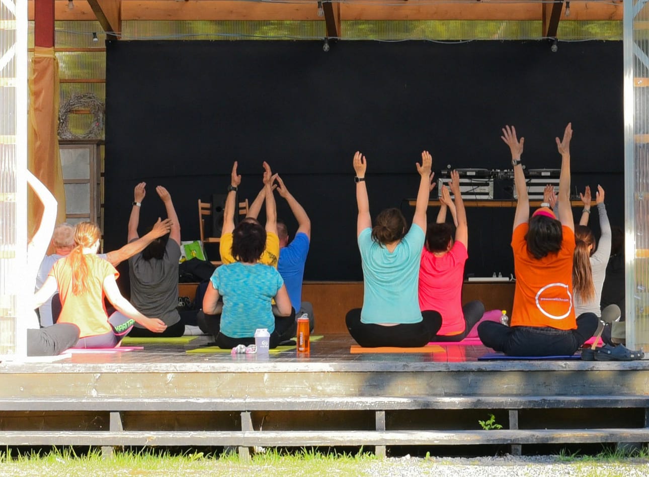 Tanja Råman puuhasi joogaharrastuksen Oulunsalon Varjakkaan yhteistyössä Ervastin kyläyhdistyksen ja Pop Up Yoga Oulun kanssa. Laji sopii kaikille, eikä se vaadi juuri muuta kuin oman joogamaton.
