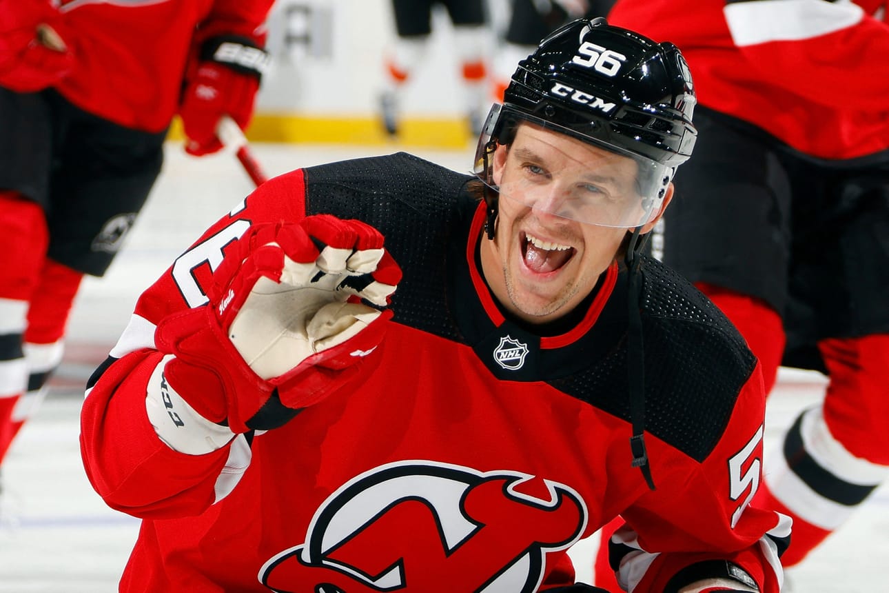 Suomalaisväriä nähtiin maalinteossa myös toisaalla, kun New Jersey Devilsin hyökkääjä Erik Haula onnistui kertaalleen Philadelphia Flyersia vastaan. LEHTIKUVA / AFP