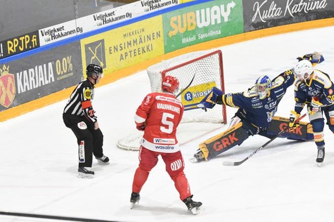 Jukureiden maalivahti Oskari Salminen piti Sportin maalintekoyritykset kurissa. Kuvassa etualalla Sport-hyökkääjä Olavi Vauhkonen. Kuva: Mikko Rahikainen / Länsi-Savo