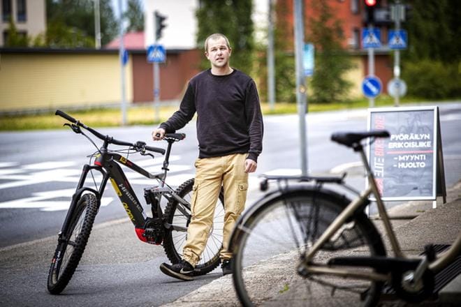 Olli Koskela törnäväläisestä Elite Bikestoresta kertoo, että sähköpyöriä on tänä vuonna myyty tuplasti viime vuoteen verrattuna. KUVA: MAIJA SAANIO