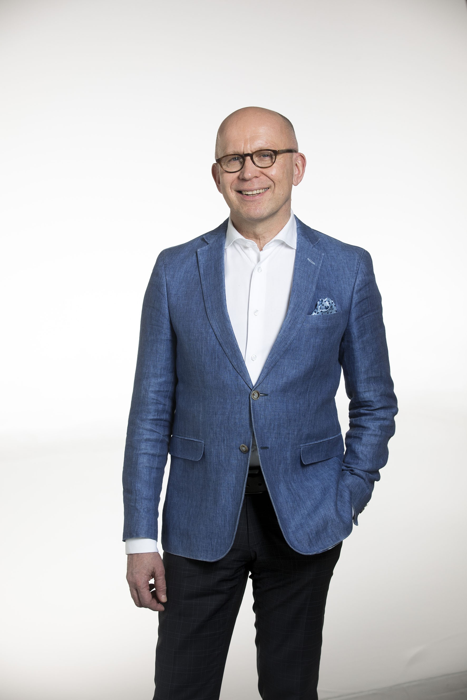 Kirjan kirjoittaja Tuomo Yli-Huttula on Finanssiala ry:n viestintä- ja yhteiskuntasuhdejohtaja. Hän on aiemmin toiminut politiikan toimittajana Kalevassa ja päätoimittajana Itä-Savossa sekä ministerin erityisavustajana 1990-luvulla.